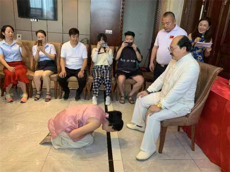 一代天师汉中王张云斐收徒
