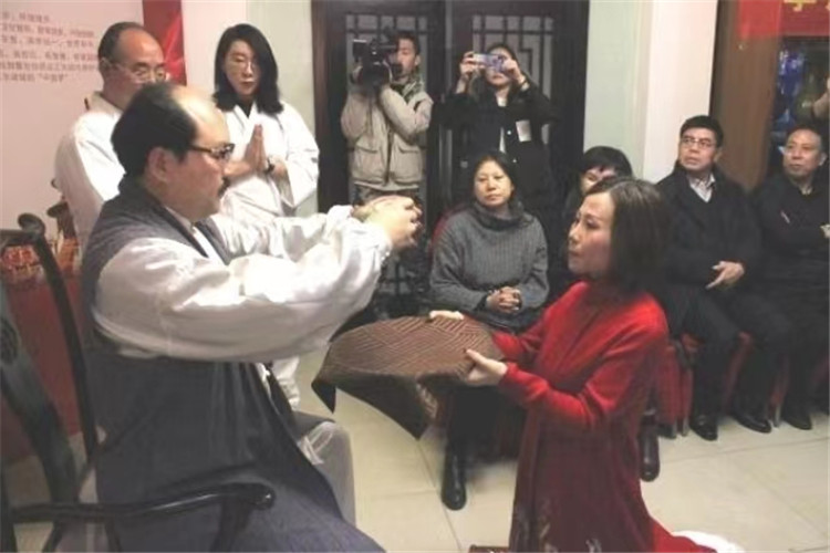 一代天师汉中王张云斐收徒