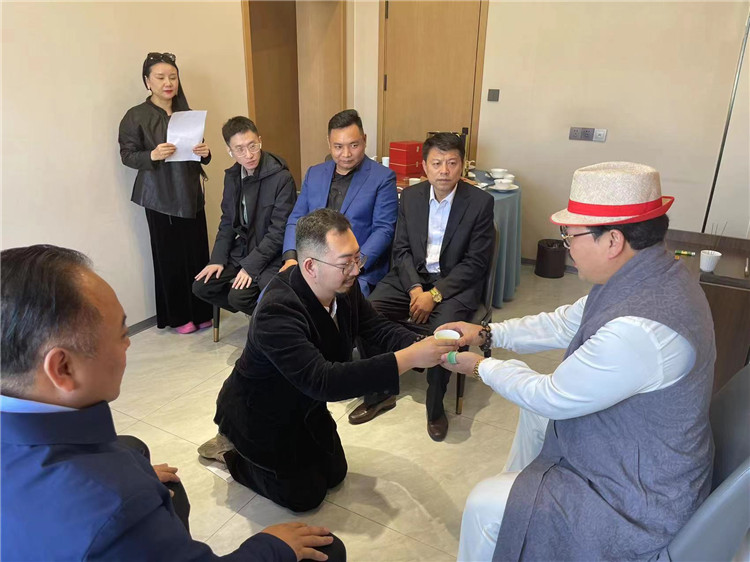 一代天师汉中王张云斐收徒