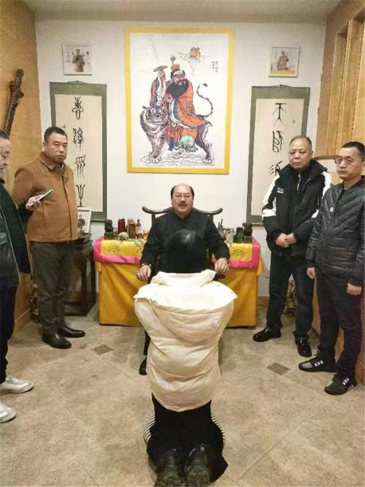 一代天师汉中王张云斐收徒